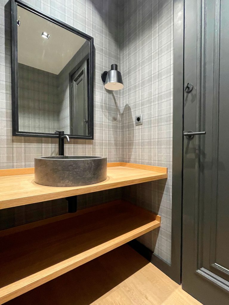 Lavabos pequeños de pared o encimera para tener más espacio en el baño