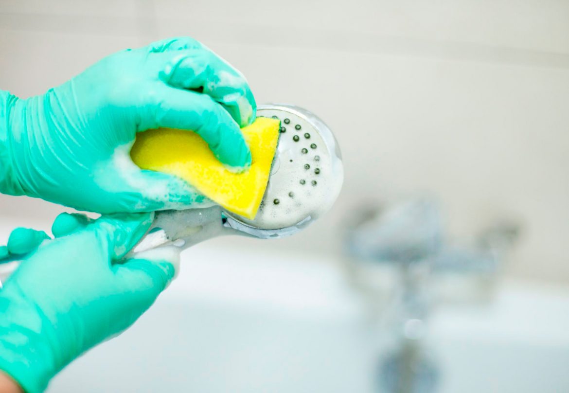 Limpieza de grifería de baño