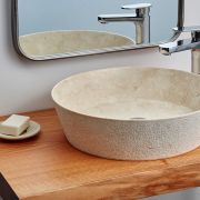 Lavabo de piedra beige sobre encimera Madagascar de Stone Series by Bathco Ref.: 00383