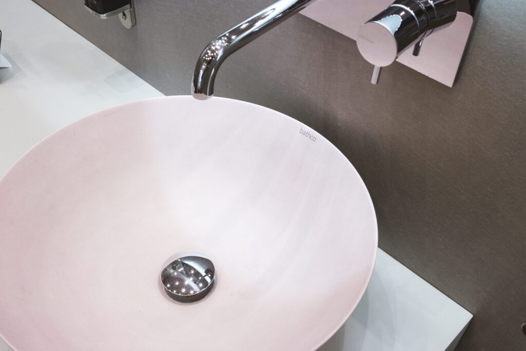 Apuesta por el color: Introducir toques de color en el cuarto de baño