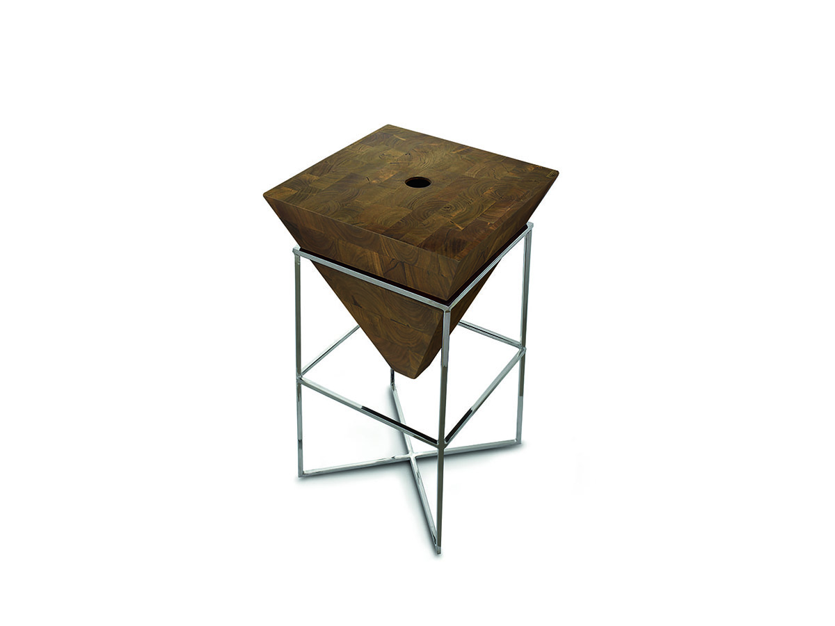 Square conical pedestal