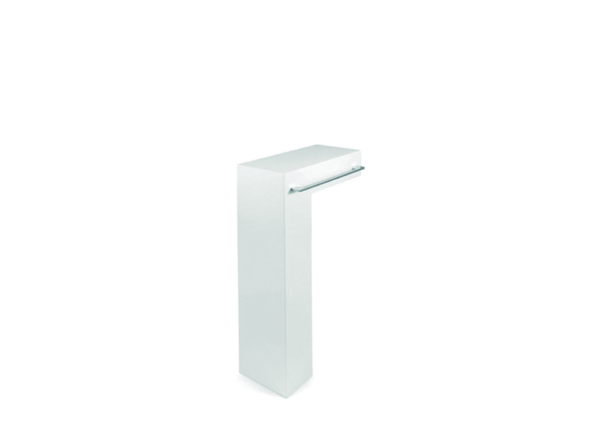 Pedestal blanco con toallero