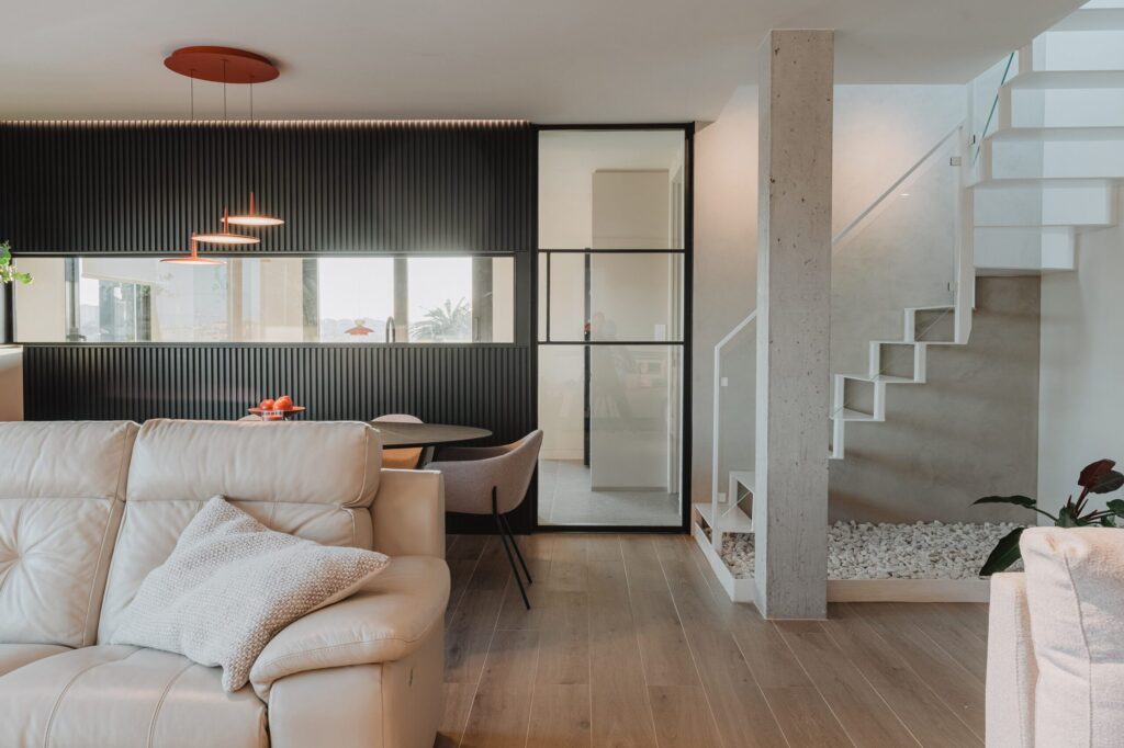 Un dúplex de diseño con vistas al mar