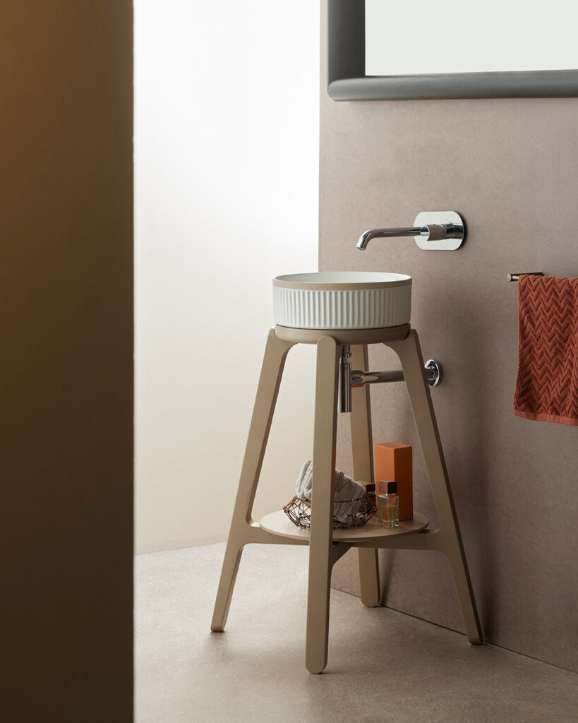 Bathco apuesta por el pedestal en su nuevo catálogo