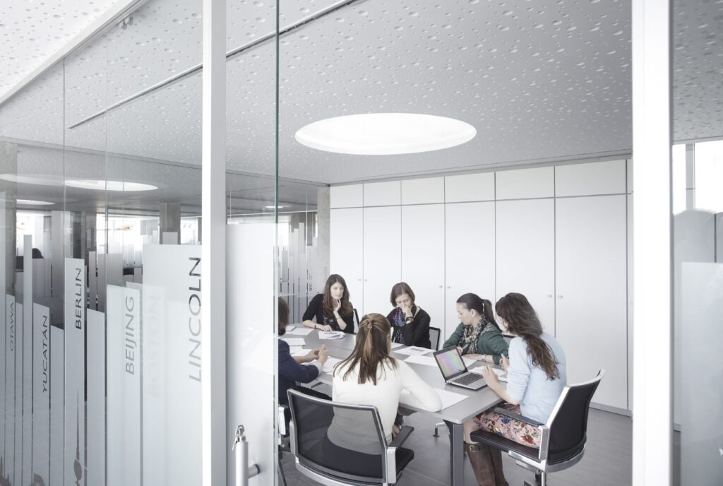 El cambio de perfiles se asienta en la empresa