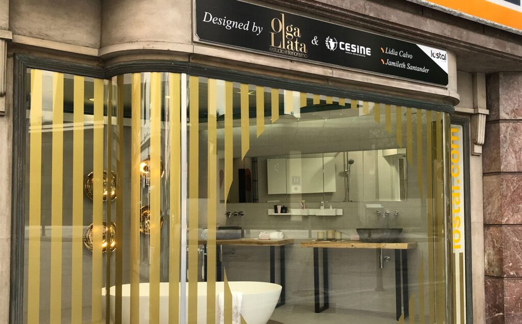 Las interioristas de CESINE diseñan un cuarto de baño adaptado al escaparate de Lostal