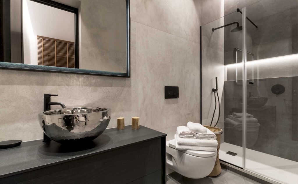 La amplia oferta de materiales de Bathco queda de manifiesto en los baños de este proyecto de Docrys&DC