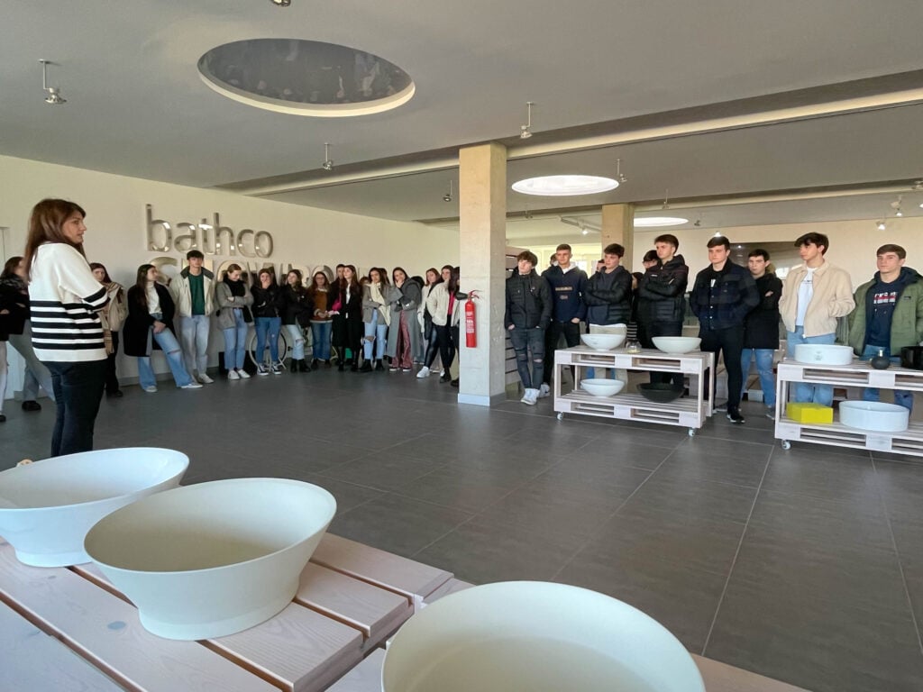 Los alumnos y alumnas de 2º de Bachillerato del IES Valle del Saja visitan Bathco