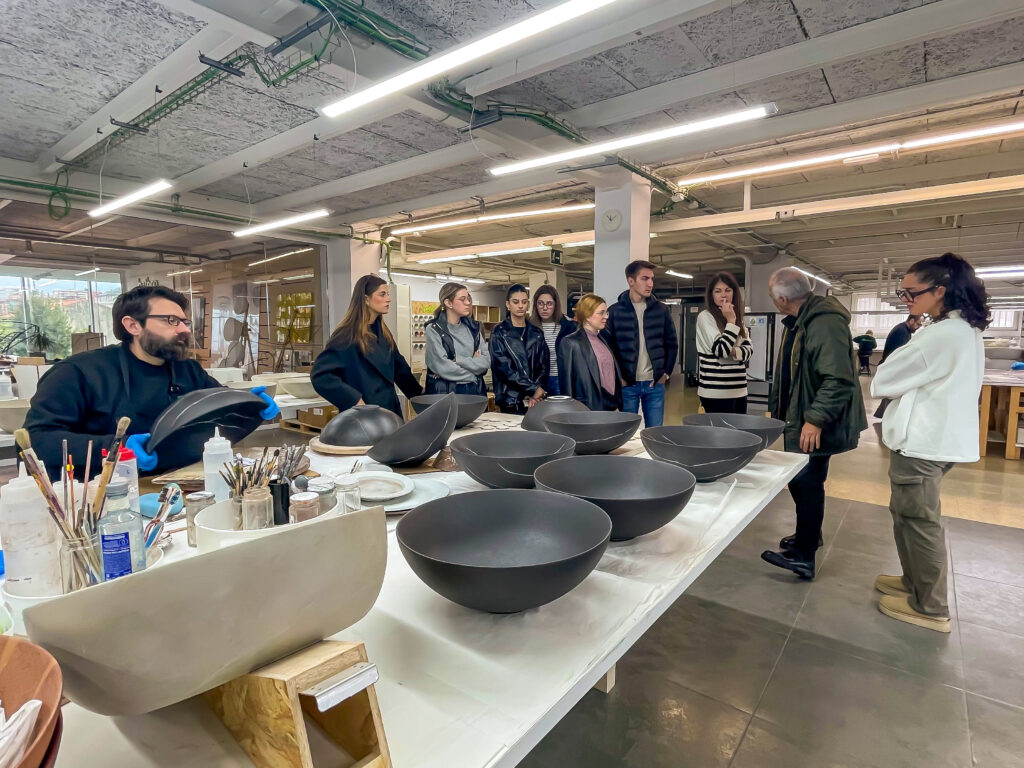 Alumnos y alumnas de Cesine exploran la creatividad en el diseño de baños durante su visita a Bathco