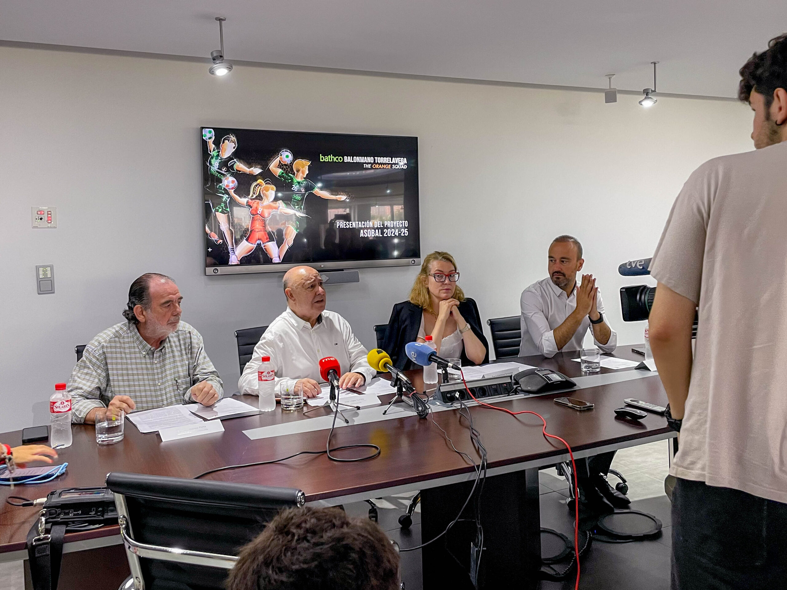 Bathco Balonmano Torrelavega presents its project for the 24-25 season at the Bathco headquarters.