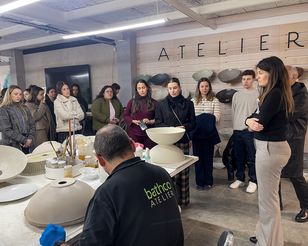Estudiantes de Cesine exploran la creatividad y el diseño en su visita a Bathco