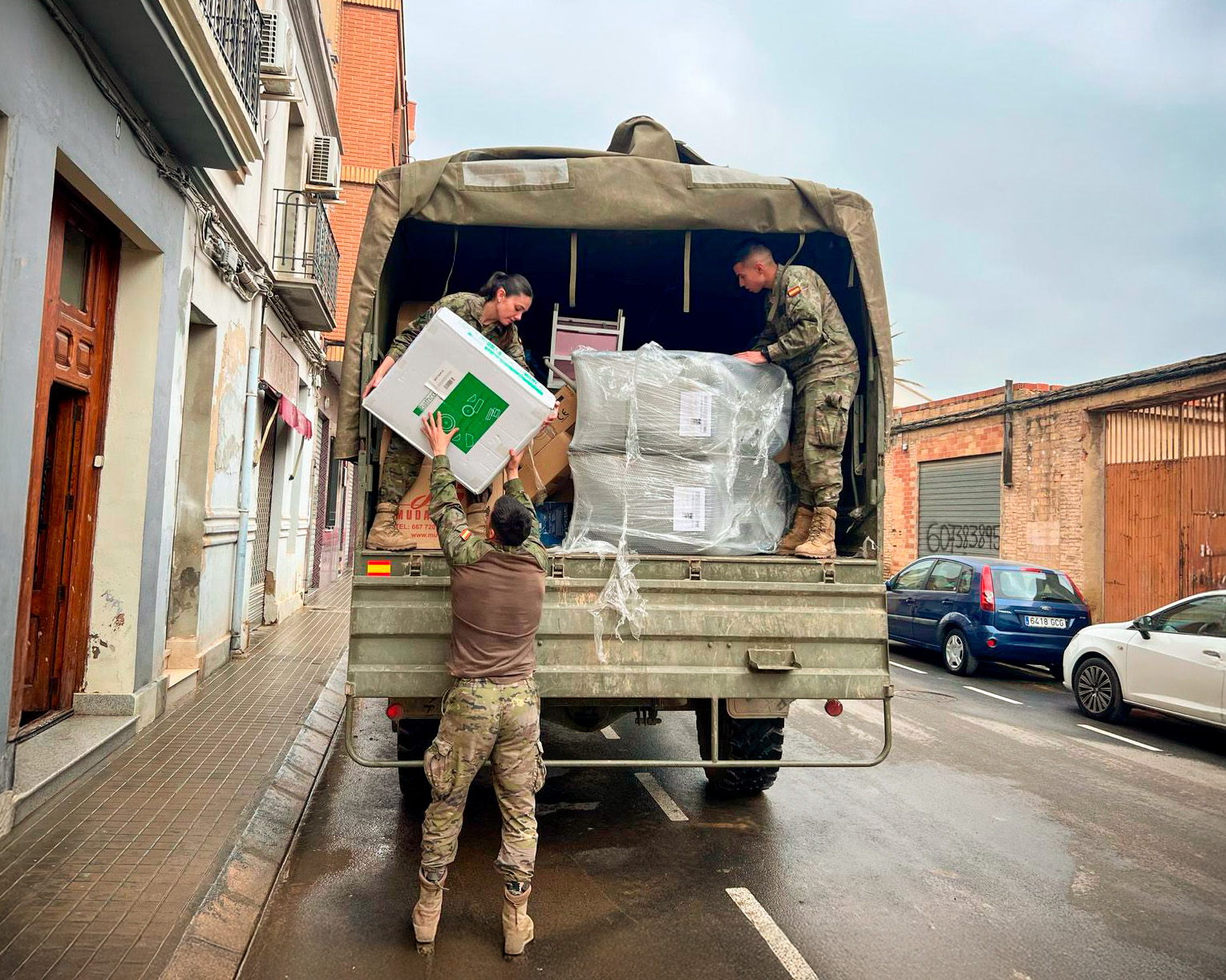 Bathco, together with Interioristas en Acción, is already helping 407 families affected by the DANA with the delivery of more than 1,600 toiletries.