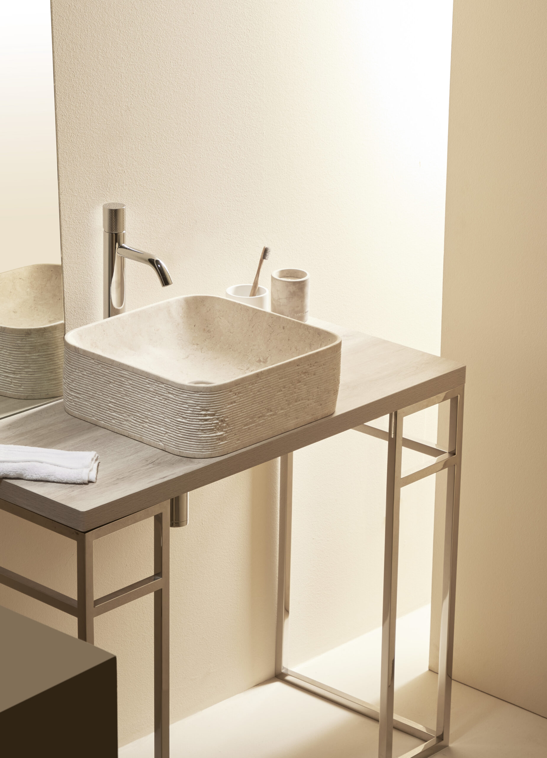 Bathco amplía su catálogo general con el lavabo de piedra natural Morella
