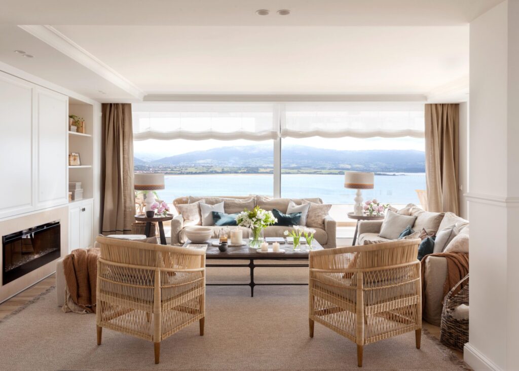 Una casa con vistas al mar que se llena de luz