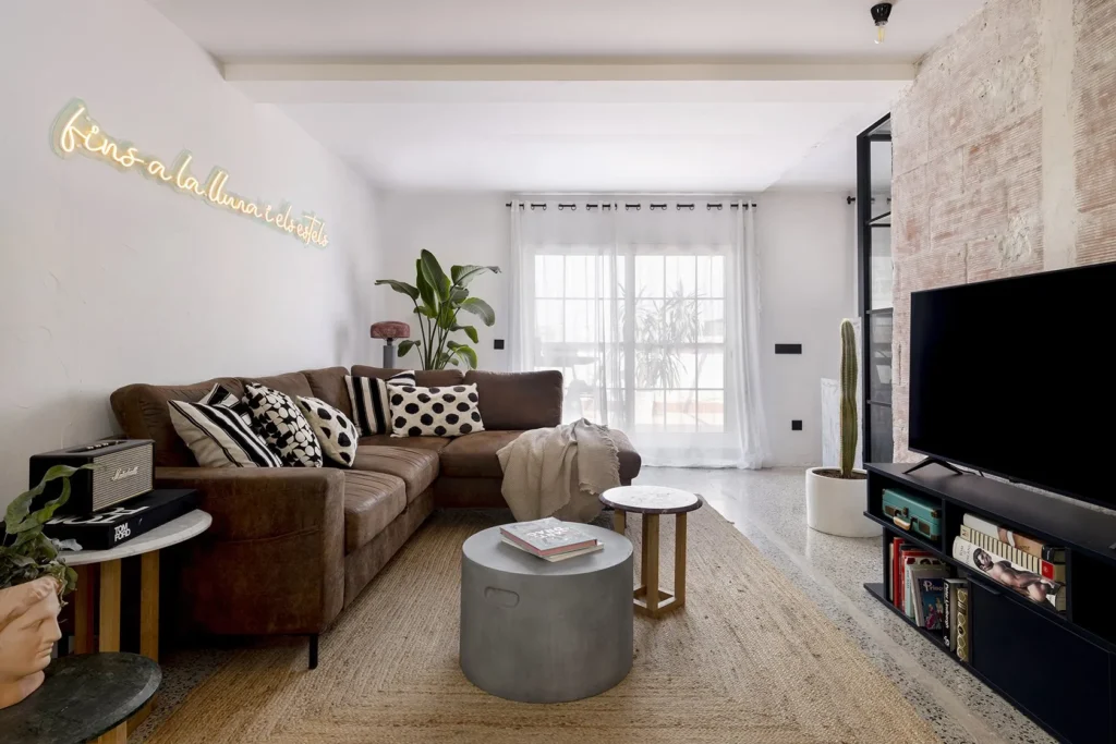 Reviviendo el encanto retro en un ático