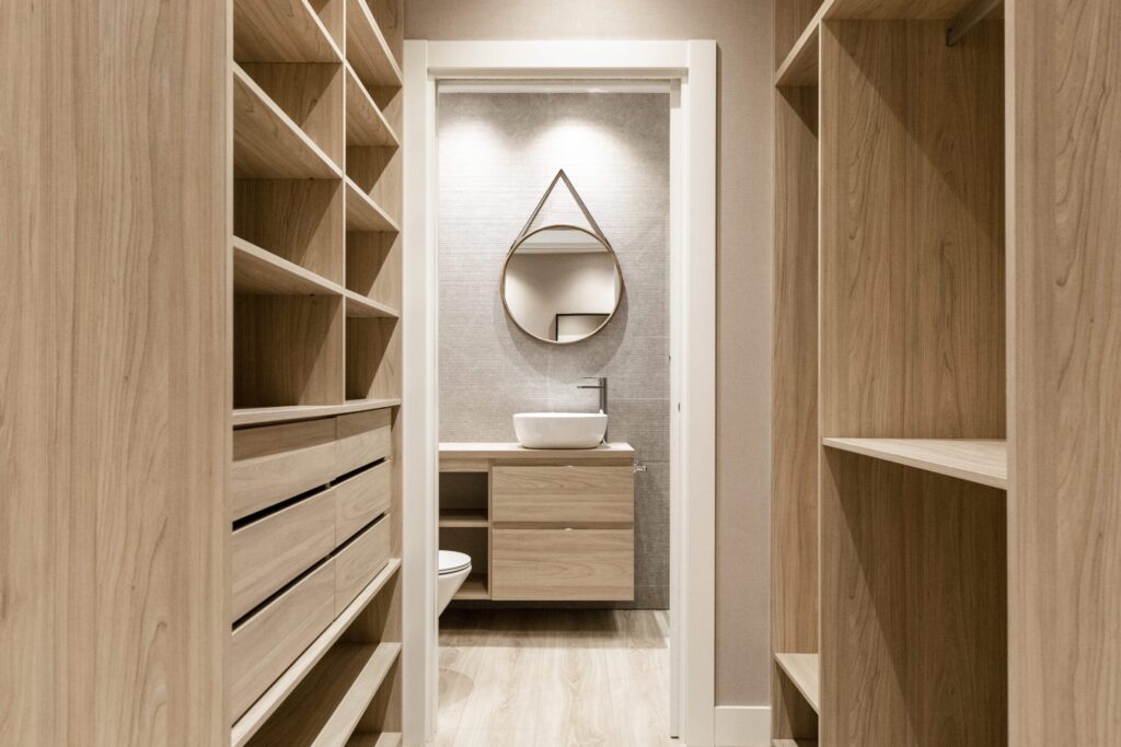 Dressing room with integrated bathroom: The interior design trend that fuses functionality and style