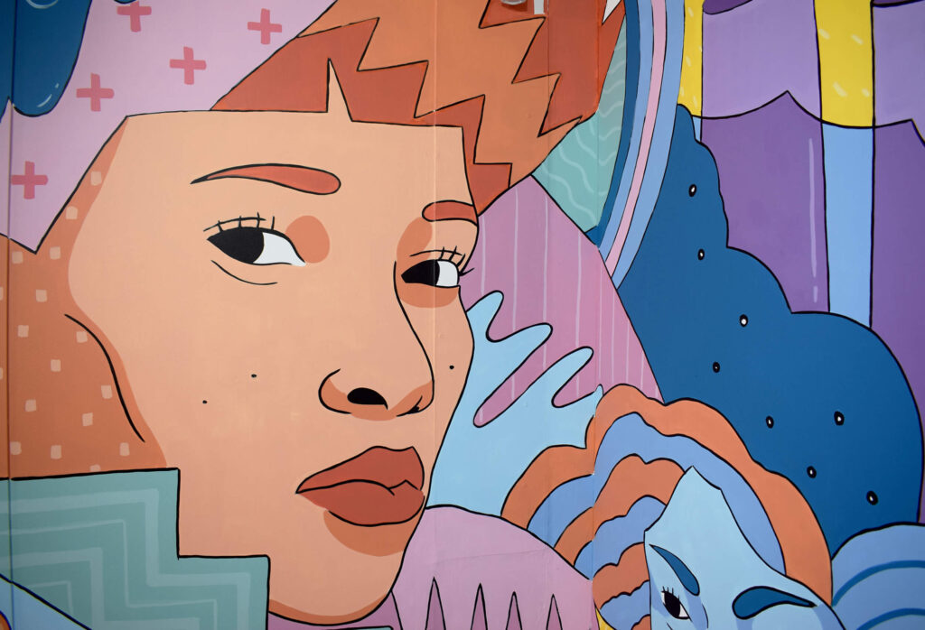 Mural Bathco Atelier, manchas de color que se convierten en formas de mujer