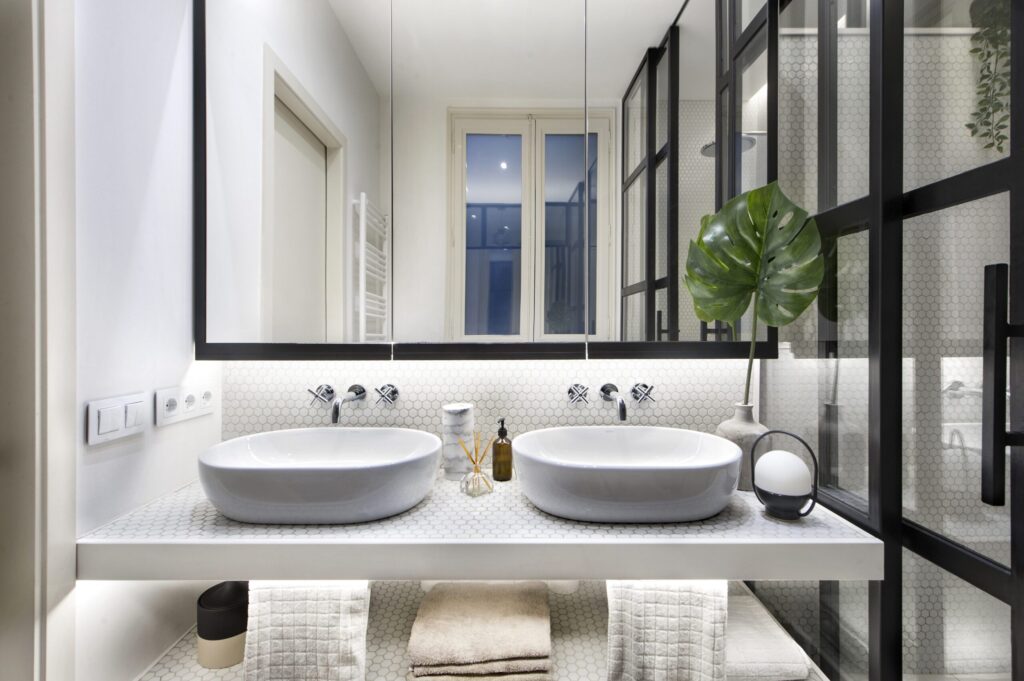 One sink or two in the toilet area? Pros and cons according to interior designers