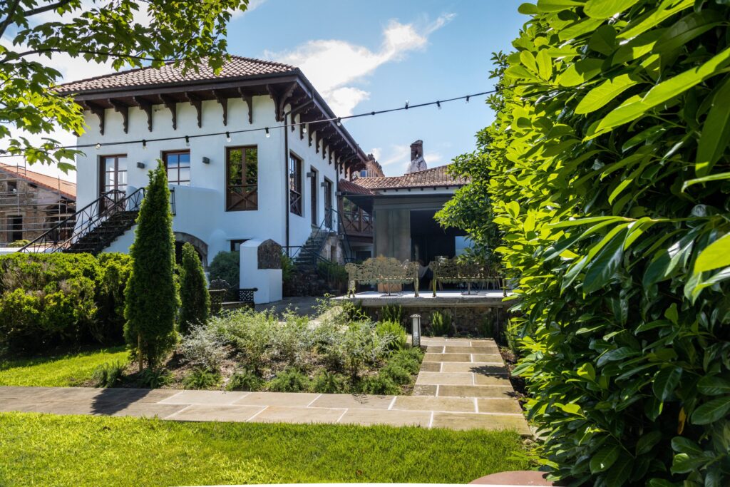 El Cenador de Amós: Elegancia arquitectónica y gastronomía