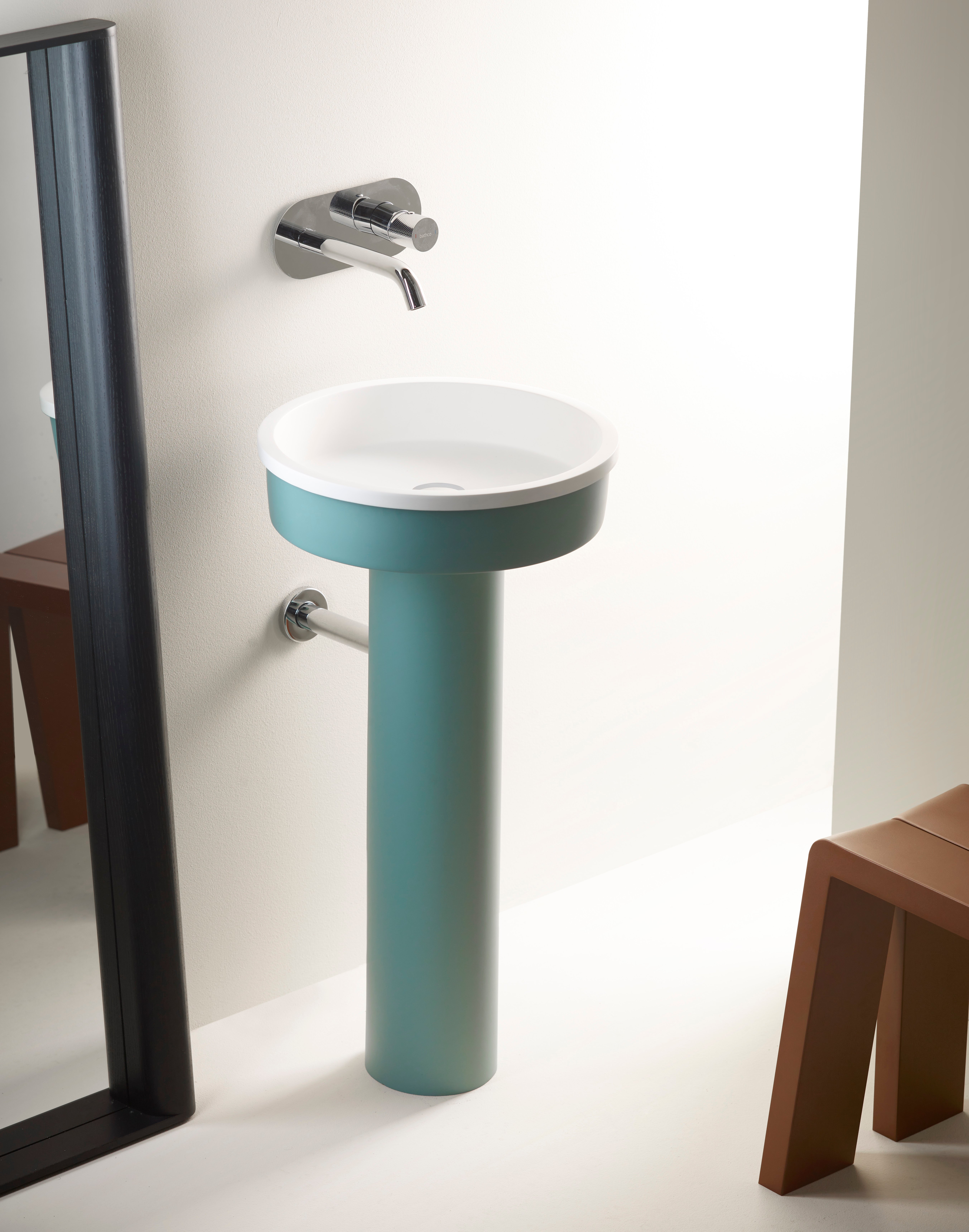 Bathco introduce nuevos acabados en color para sus lavabos en Solid Surface