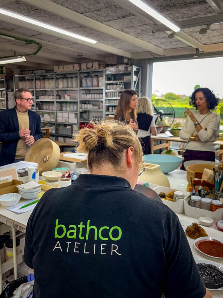 Bathco recibe a un grupo de interioristas de Barcelona en sus instalaciones